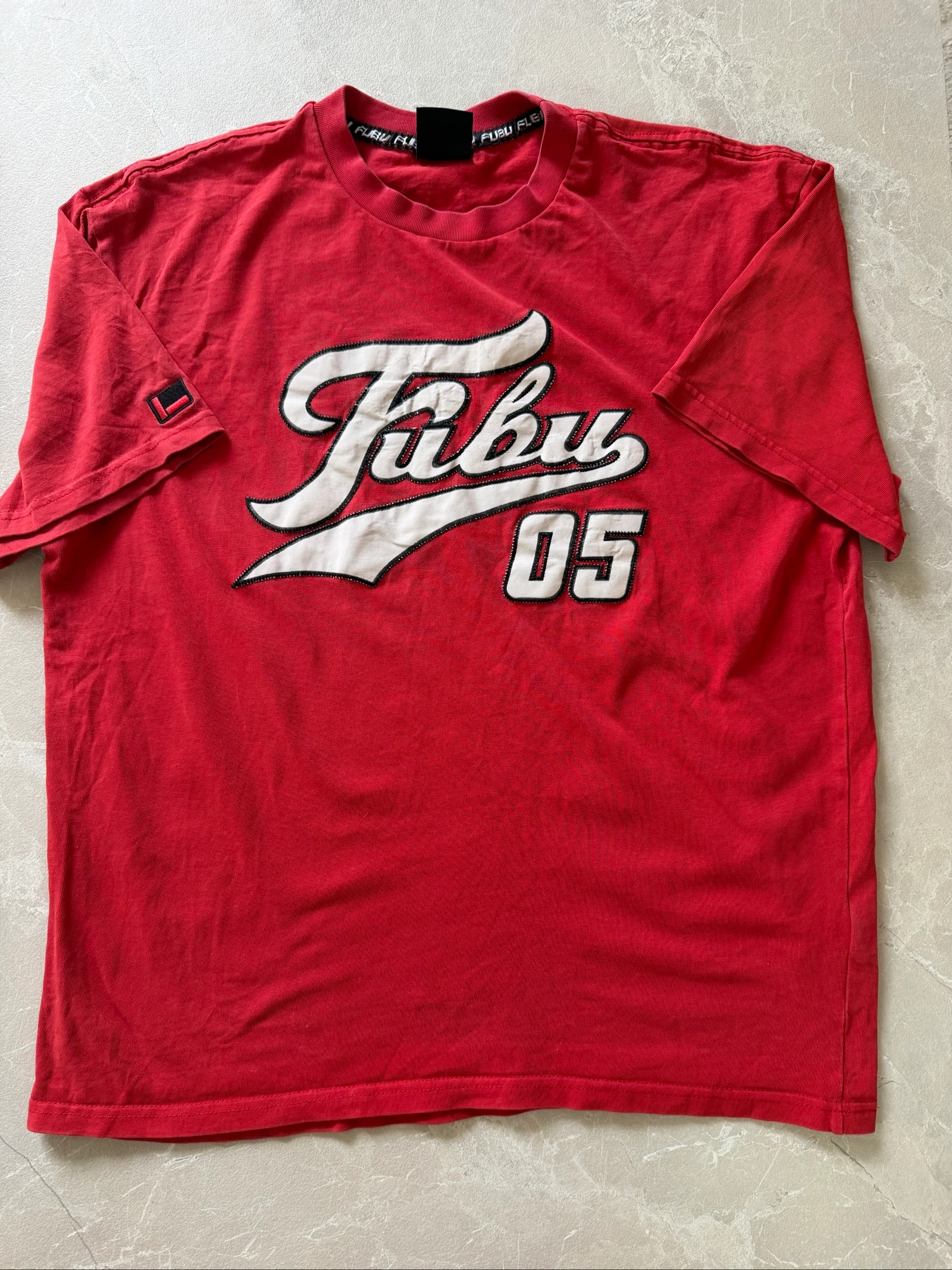 Camiseta FUBU vintage roja "05" bordada - Talla M – photo 2
